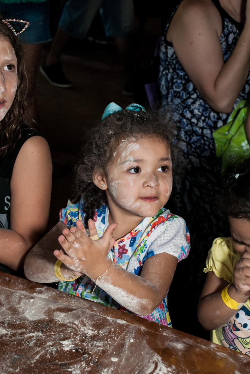 hora de amassar o pão no Buffet Pet Zoo, Cotia, São Paulo, aniversário de Maria Clara 4 anos, Buffet Pet Zoo, Cotia, São Paulo, tema da festa Dora a Aventureira