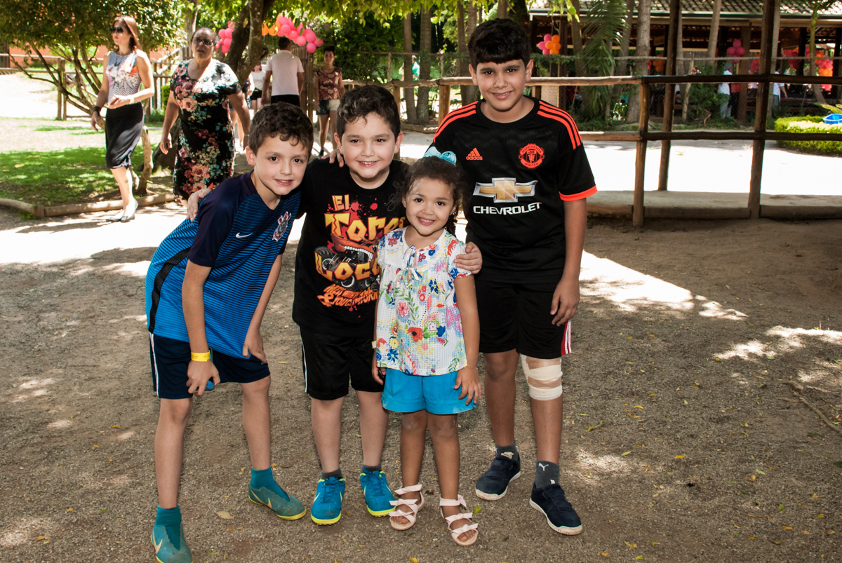 chegada dos amigos no Buffet Pet Zoo, Cotia, São Paulo, aniversário de Maria Clara 4 anos, Buffet Pet Zoo, Cotia, São Paulo, tema da festa Dora a Aventureira