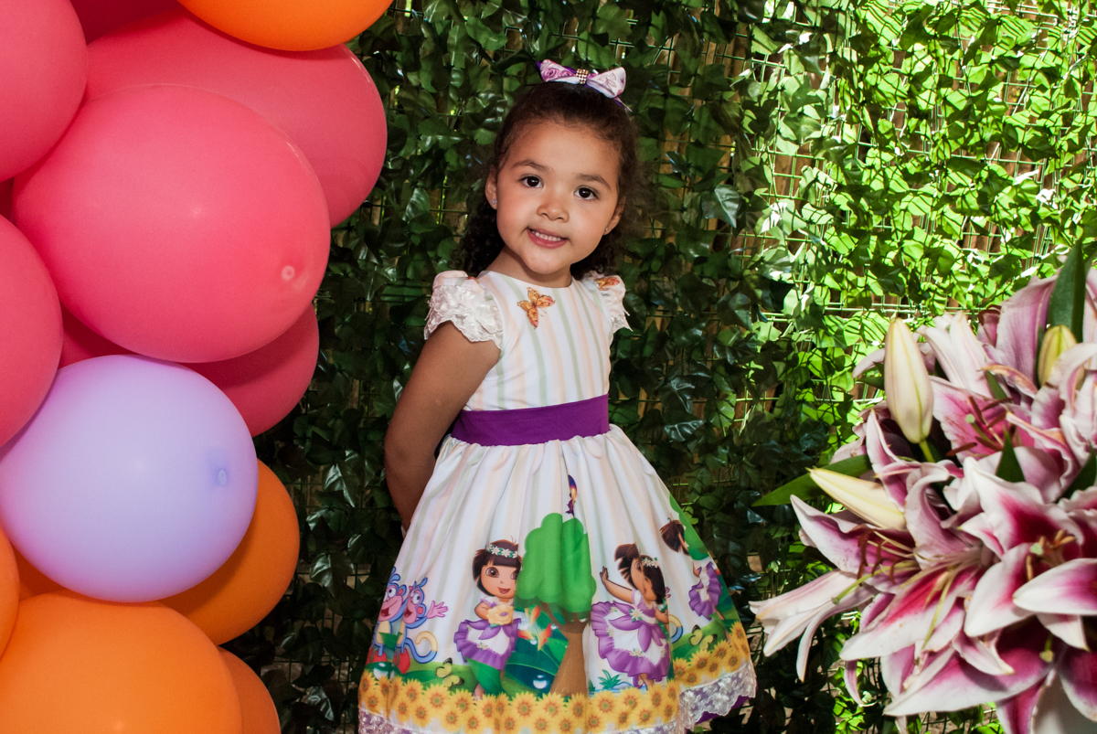 preparando para o parabésnno Buffet Pet Zoo, Cotia, São Paulo, aniversário de Maria Clara 4 anos, Buffet Pet Zoo, Cotia, São Paulo, tema da festa Dora a Aventureira