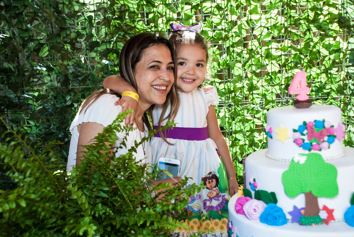abraço da mãe no Buffet Pet Zoo, Cotia, São Paulo, aniversário de Maria Clara 4 anos, Buffet Pet Zoo, Cotia, São Paulo, tema da festa Dora a Aventureira