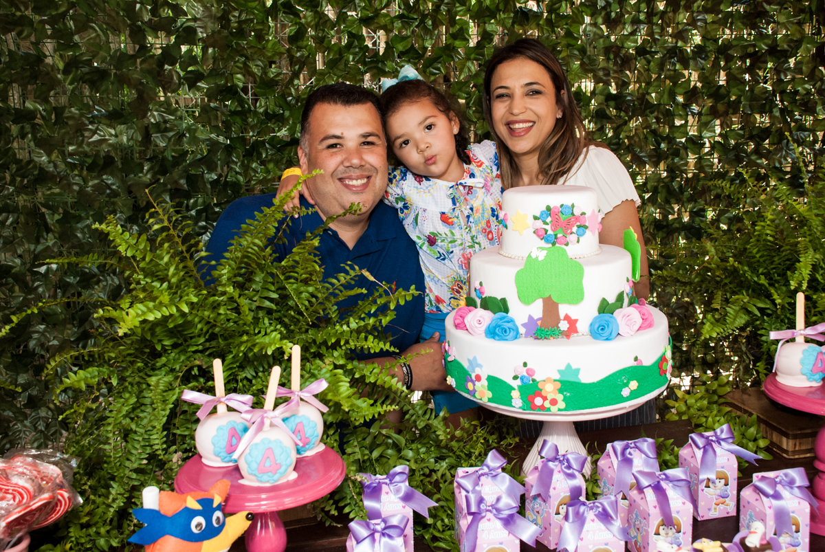 famîlia na mesa temática no Buffet Pet Zoo, Cotia, São Paulo, aniversário de Maria Clara 4 anos, Buffet Pet Zoo, Cotia, São Paulo, tema da festa Dora a Aventureira