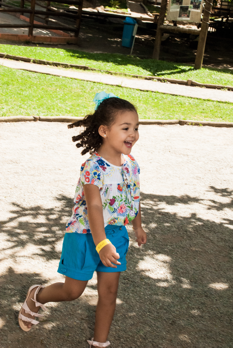 liberdade para brincar no Buffet Pet Zoo, Cotia, São Paulo, aniversário de Maria Clara 4 anos, Buffet Pet Zoo, Cotia, São Paulo, tema da festa Dora a Aventureira