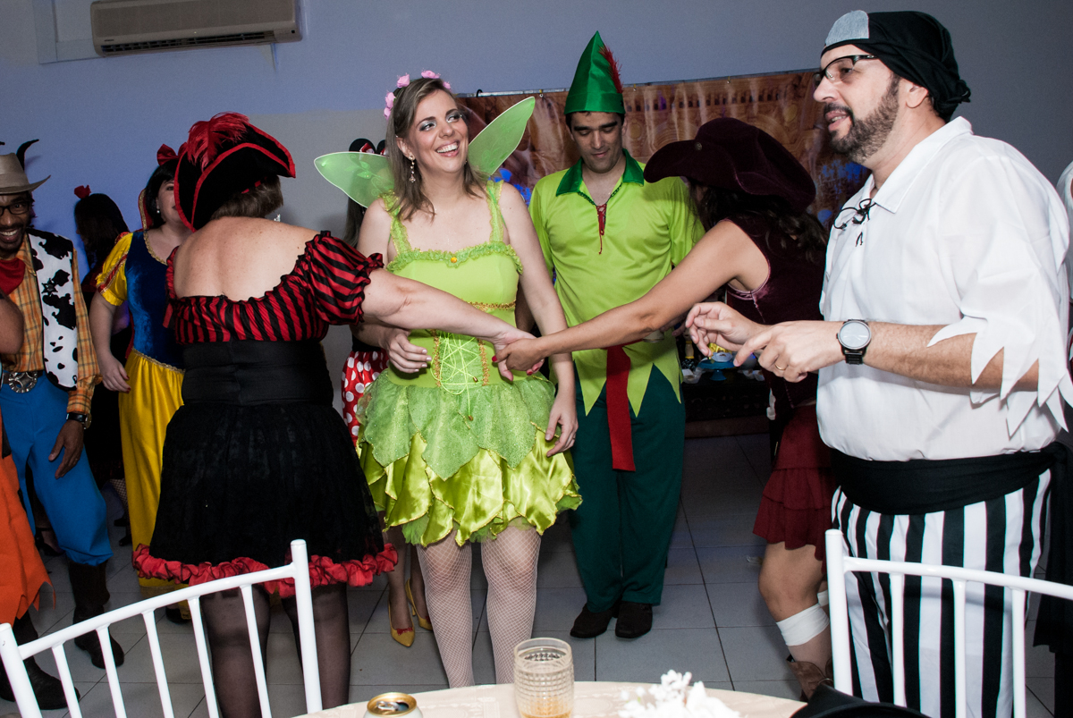 fantasiada de sininho no Salão de festas, Imirim São Paulo, aniversário de Patricia 40 anos, tema da festa Princesas