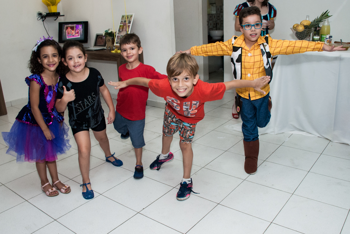 A criançada curtem a festa no Salão de festas, Imirim São Paulo, aniversário de Patricia 40 anos, tema da festa Princesas