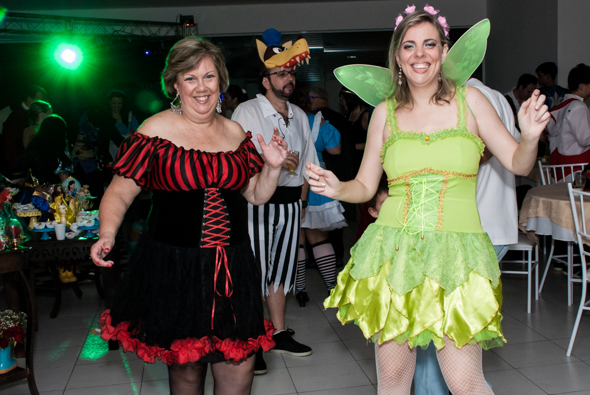 todos estão fantasiados para a festa no Salão de festas, Imirim São Paulo, aniversário de Patricia 40 anos, tema da festa Princesas