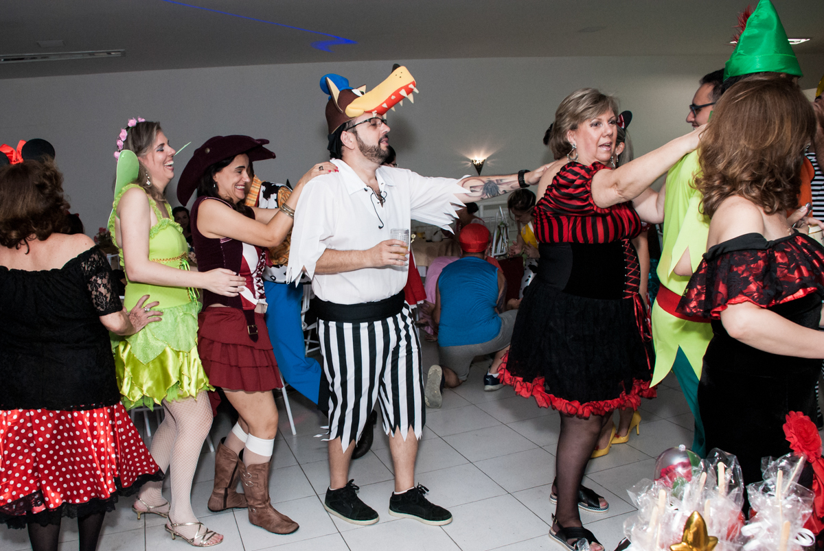 fazendo trenzinho no Salão de festas, Imirim São Paulo, aniversário de Patricia 40 anos, tema da festa Princesas