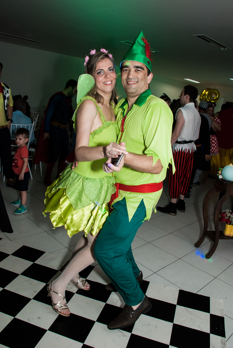 O casal dança na festa no Salão de festas, Imirim São Paulo, aniversário de Patricia 40 anos, tema da festa Princesas