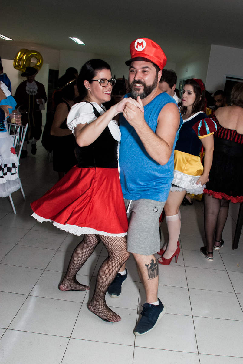 todos se divertem dançando no Salão de festas, Imirim São Paulo, aniversário de Patricia 40 anos, tema da festa Princesas