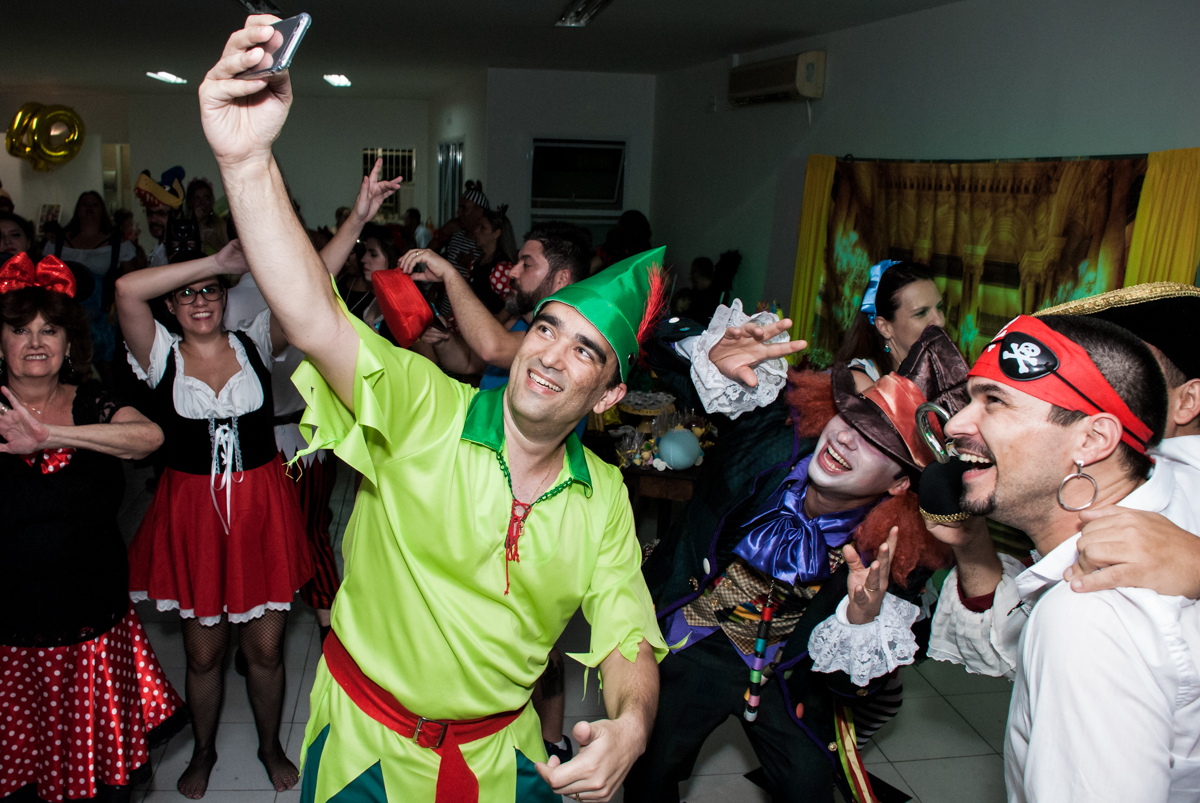fazendo self na festa no Salão de festas, Imirim São Paulo, aniversário de Patricia 40 anos, tema da festa Princesas