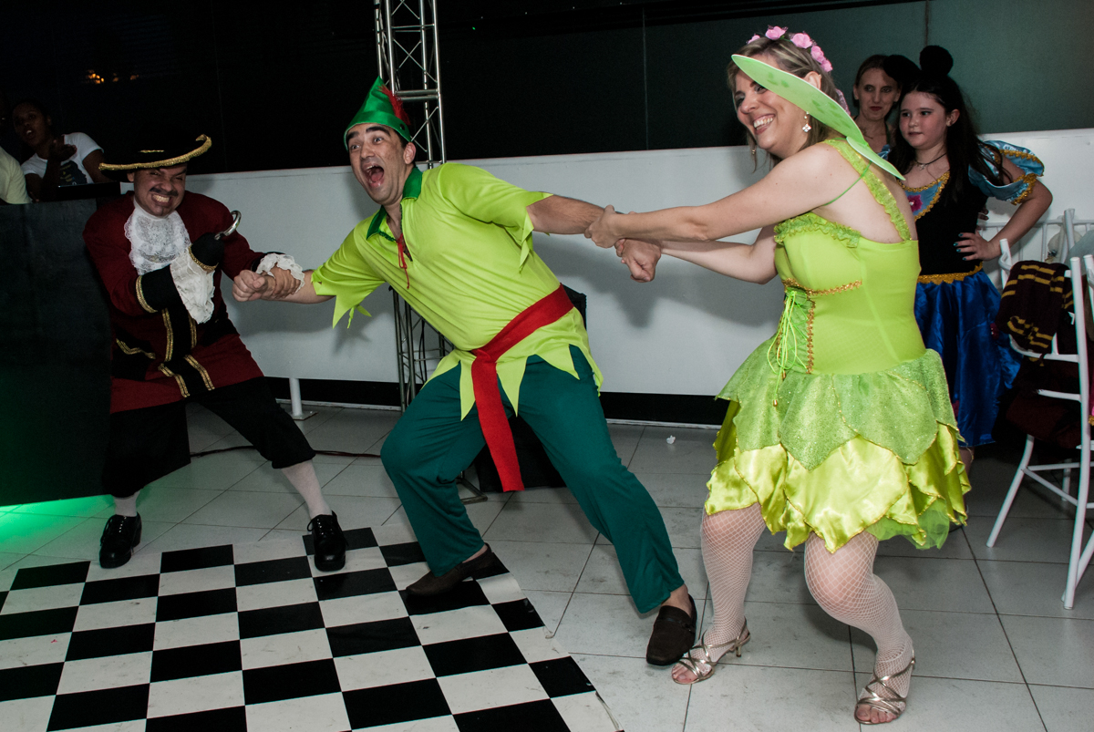 muita bagunça na balada no Salão de festas, Imirim São Paulo, aniversário de Patricia 40 anos, tema da festa Princesas