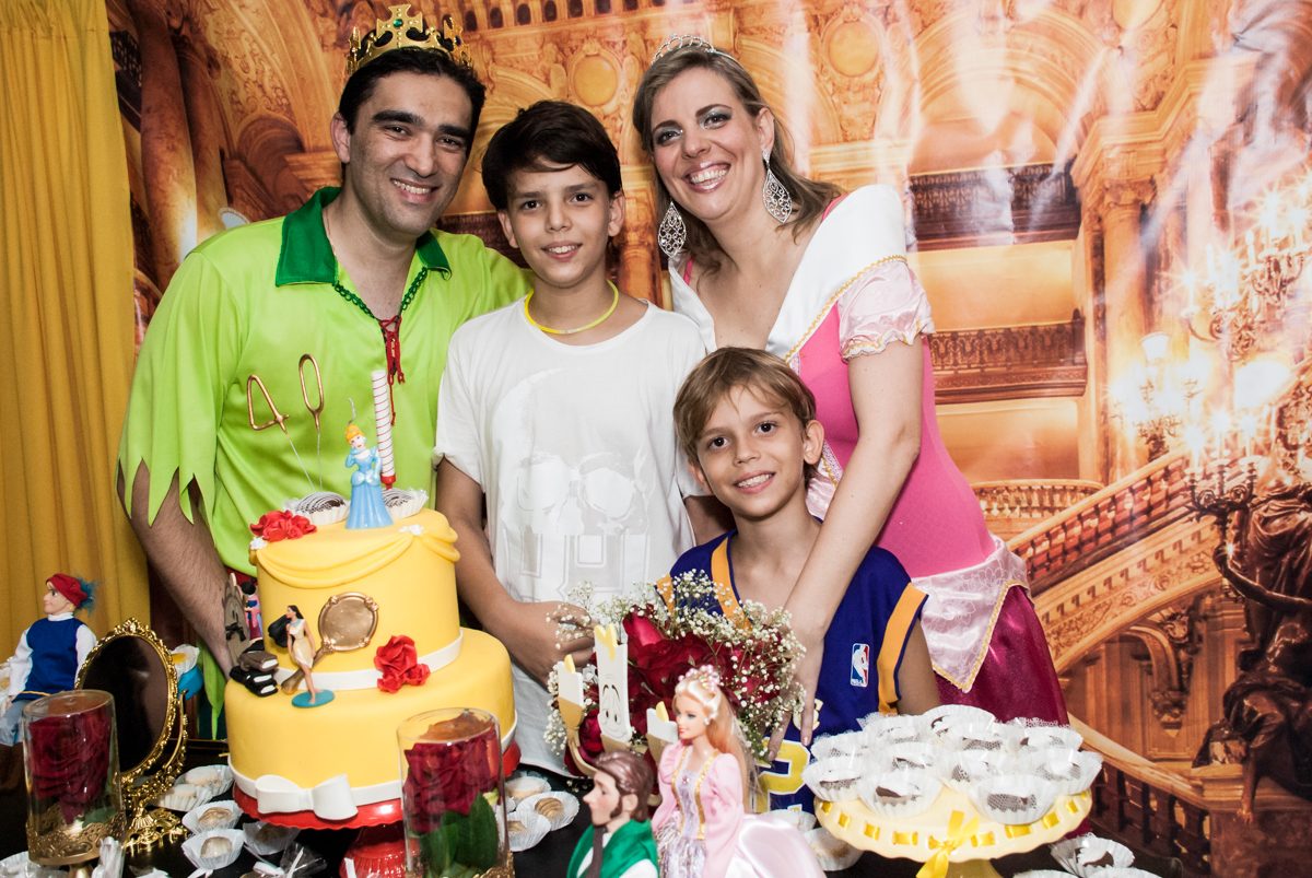 hora do parabéns no Salão de festas, Imirim São Paulo, aniversário de Patricia 40 anos, tema da festa Princesas