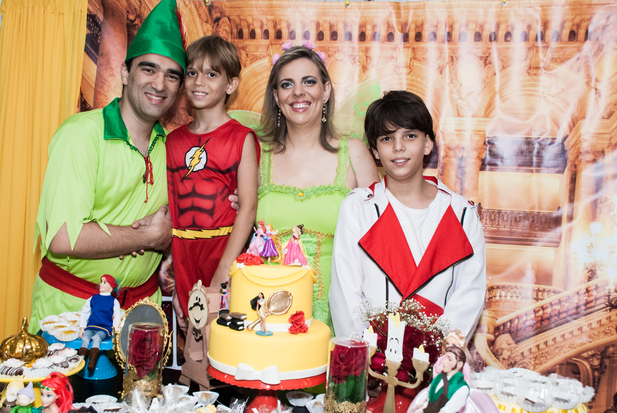 A família faz pose para a foto no Salão de festas, Imirim São Paulo, aniversário de Patricia 40 anos, tema da festa Princesas