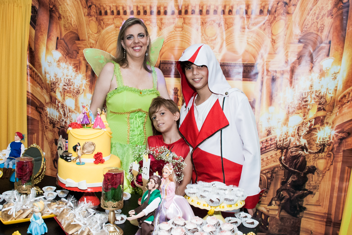 foto mãe e filhos no Salão de festas, Imirim São Paulo, aniversário de Patricia 40 anos, tema da festa Princesas