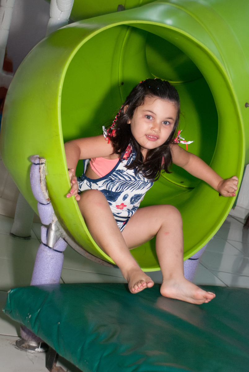 descendo no escorregador no Buffet Fábrica da Alegria, Morumbi, São Paulo, aniversario de Pedro Henrique 7 anos, tema da festa mini craft