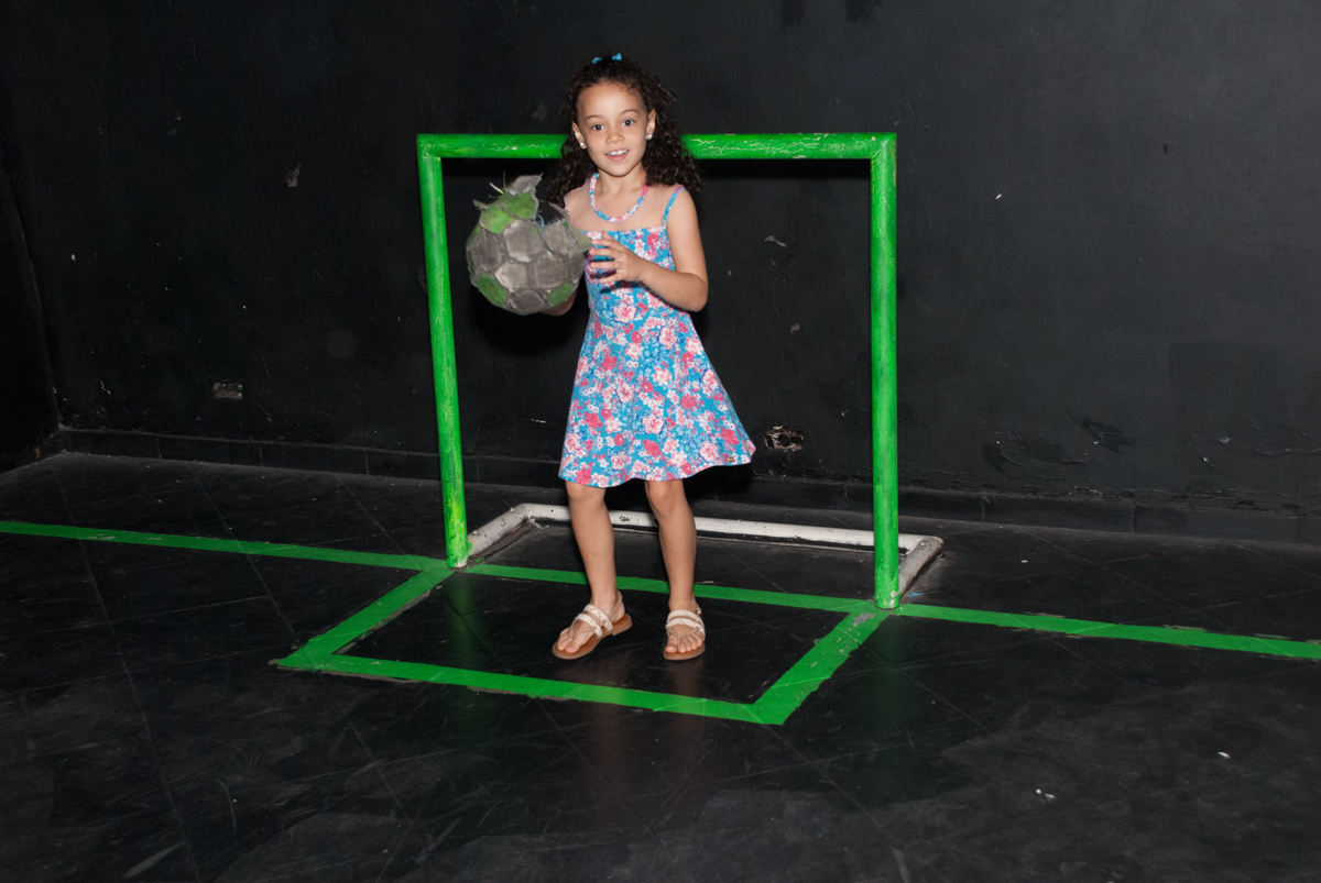 jogo de futebol no escuro no Buffet Fábrica da Alegria, Morumbi, São Paulo, aniversario de Pedro Henrique 7 anos, tema da festa mini craft