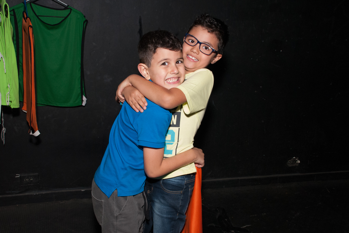 abraço do amigo no Buffet Fábrica da Alegria, Morumbi, São Paulo, aniversario de Pedro Henrique 7 anos, tema da festa mini craft