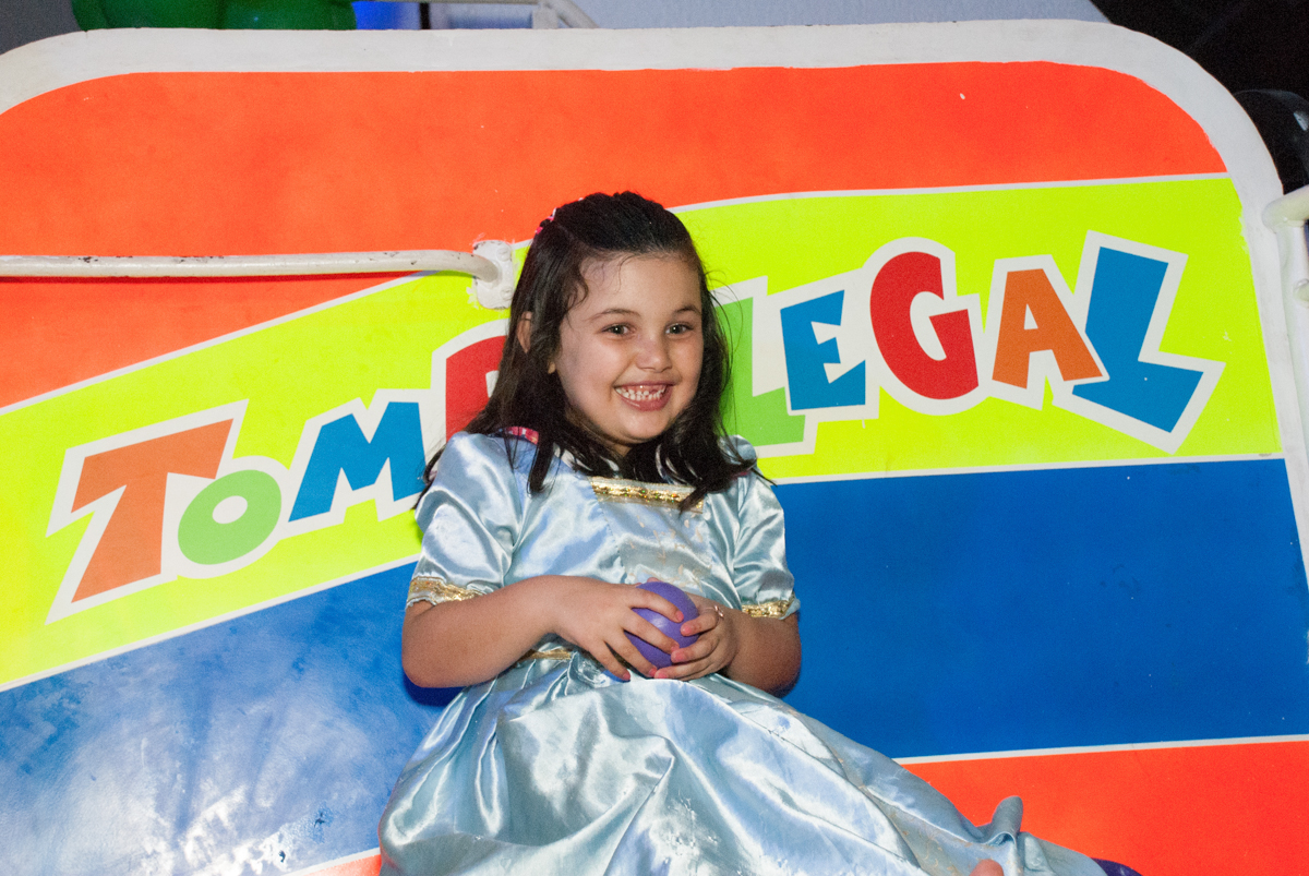 vestida de cinderela no Buffet Fábrica da Alegria, Morumbi, São Paulo, aniversario de Pedro Henrique 7 anos, tema da festa mini craft