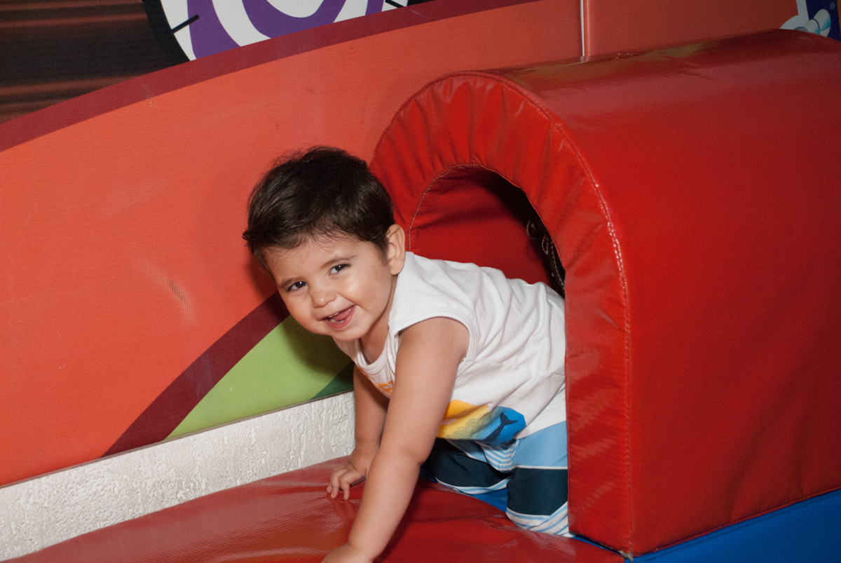 saindo do tunel no Buffet Fábrica da Alegria, Morumbi, São Paulo, aniversario de Pedro Henrique 7 anos, tema da festa mini craft