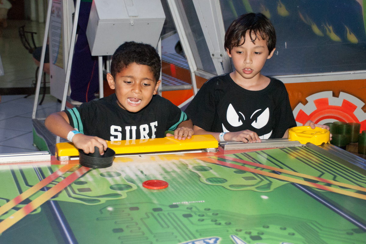 jogo de futebol de mesa animado no Buffet Fábrica da Alegria, Morumbi, São Paulo, aniversario de Pedro Henrique 7 anos, tema da festa mini craft