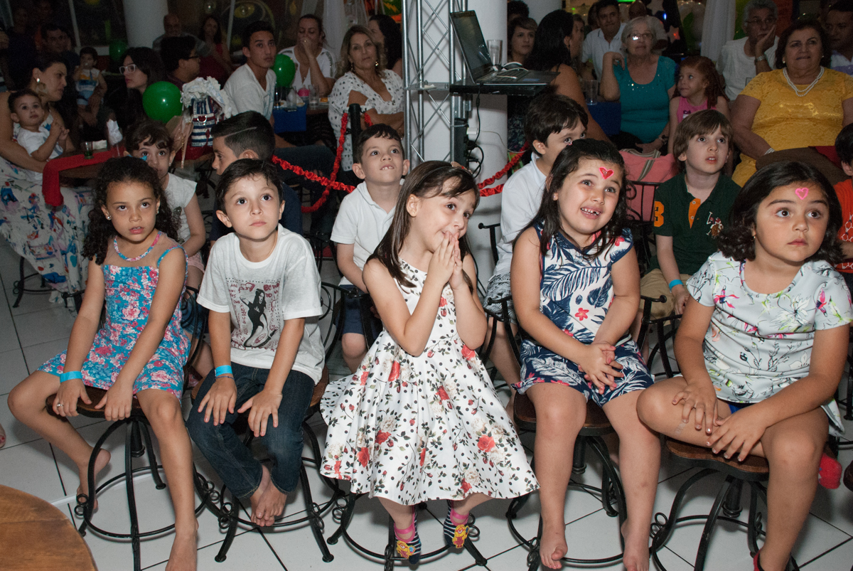 hora de assistir a retrospectiva no Buffet Fábrica da Alegria, Morumbi, São Paulo, aniversario de Pedro Henrique 7 anos, tema da festa mini craft
