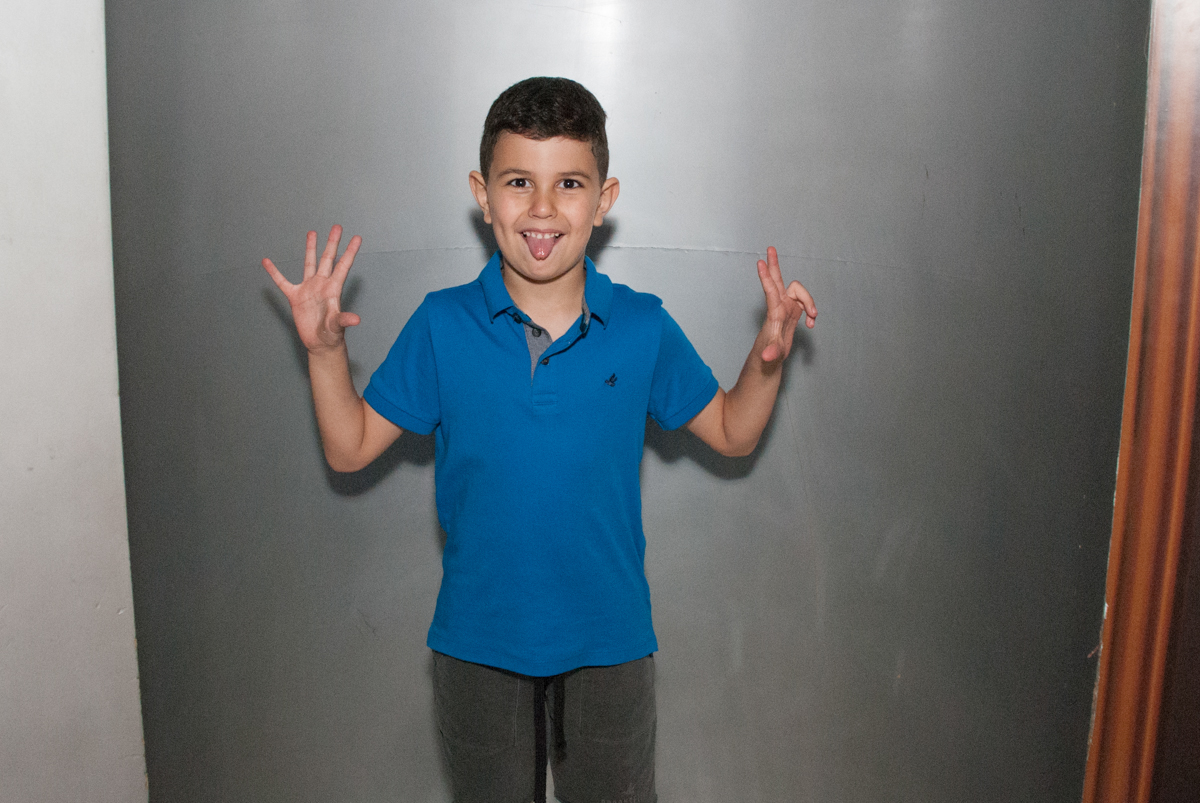 vai começar o parabéns no Buffet Fábrica da Alegria, Morumbi, São Paulo, aniversario de Pedro Henrique 7 anos, tema da festa mini craft