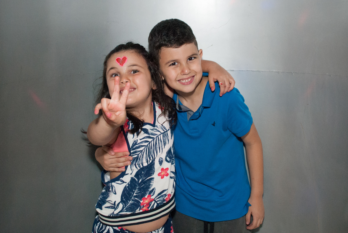 saindo da máquina do parabéns no Buffet Fábrica da Alegria, Morumbi, São Paulo, aniversario de Pedro Henrique 7 anos, tema da festa mini craft