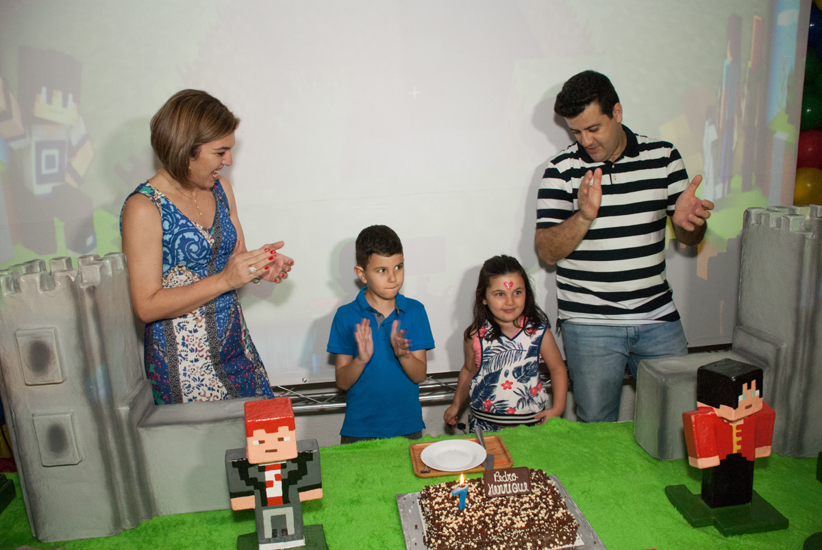 parabéns animado no Buffet Fábrica da Alegria, Morumbi, São Paulo, aniversario de Pedro Henrique 7 anos, tema da festa mini craft