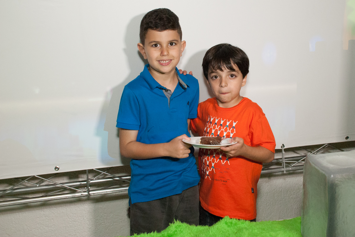 amigo recebe o primeiro pedaço de bolo no Buffet Fábrica da Alegria, Morumbi, São Paulo, aniversario de Pedro Henrique 7 anos, tema da festa mini craft
