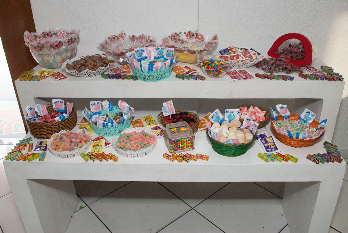 mesa de guloseimas no Buffet Fábrica da Alegria, Morumbi, São Paulo, aniversario de Pedro Henrique 7 anos, tema da festa mini craft
