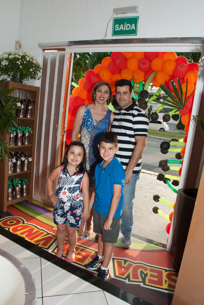 entrada da família para festa no Buffet Fábrica da Alegria, Morumbi, São Paulo, aniversario de Pedro Henrique 7 anos, tema da festa mini craft
