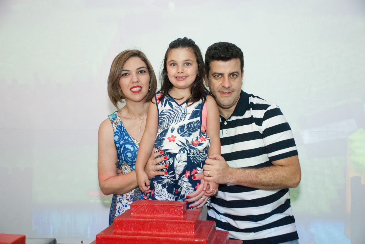 irmã do aniversariante com os pais no Buffet Fábrica da Alegria, Morumbi, São Paulo, aniversario de Pedro Henrique 7 anos, tema da festa mini craft