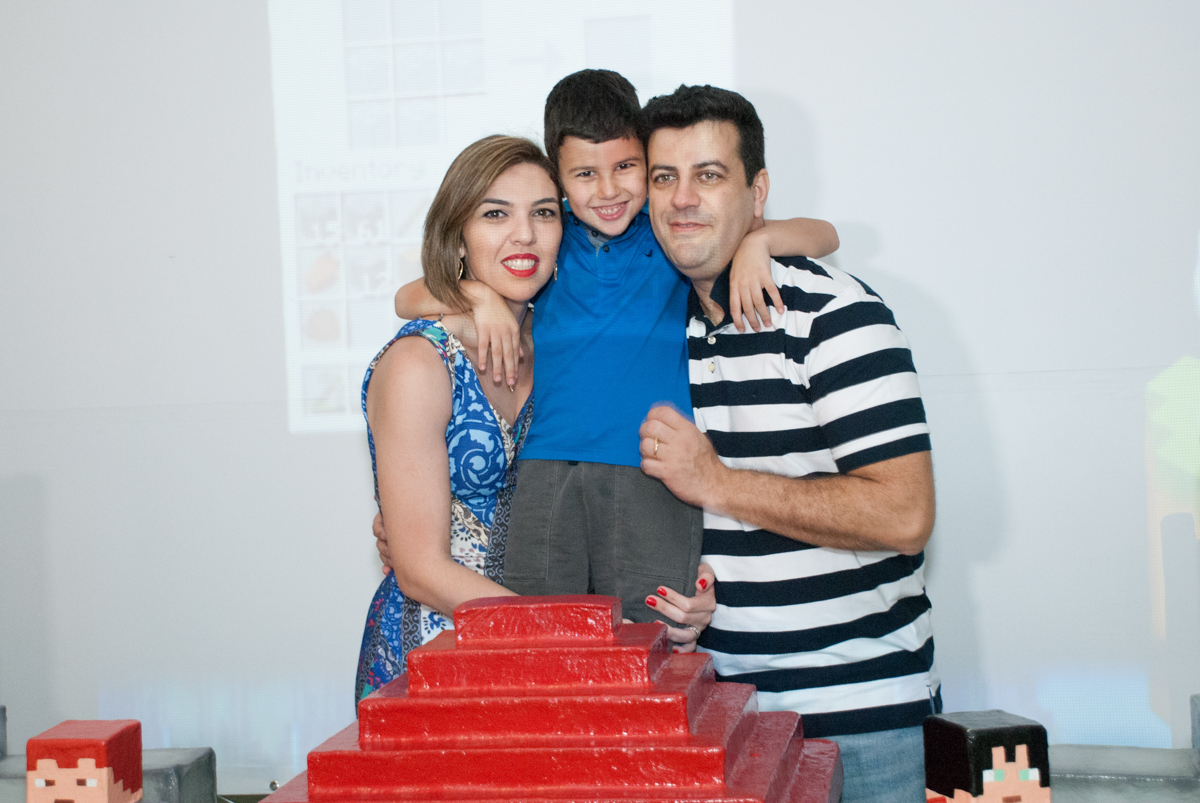 aniversariante com os pais no Buffet Fábrica da Alegria, Morumbi, São Paulo, aniversario de Pedro Henrique 7 anos, tema da festa mini craft