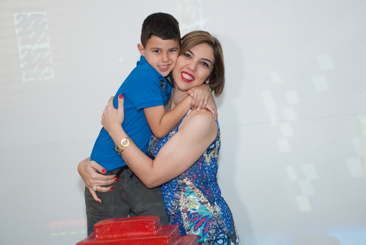 foto mãe e filho no Buffet Fábrica da Alegria, Morumbi, São Paulo, aniversario de Pedro Henrique 7 anos, tema da festa mini craft