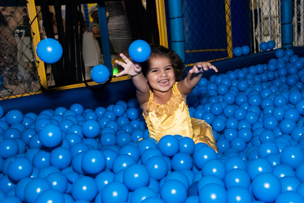 jogando bolinhas para cima no papai chega com a aniversariante para a festa no Buffet Comics, Morumbi, São Paulo, aniversário Isabella 3 anos, tema da festa a Bela  e a Fera