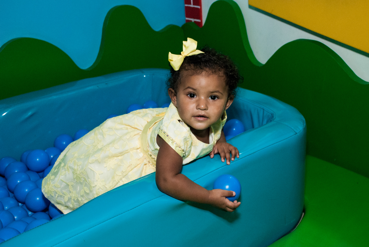 brincando na área baby no papai chega com a aniversariante para a festa no Buffet Comics, Morumbi, São Paulo, aniversário Isabella 3 anos, tema da festa a Bela  e a Fera
