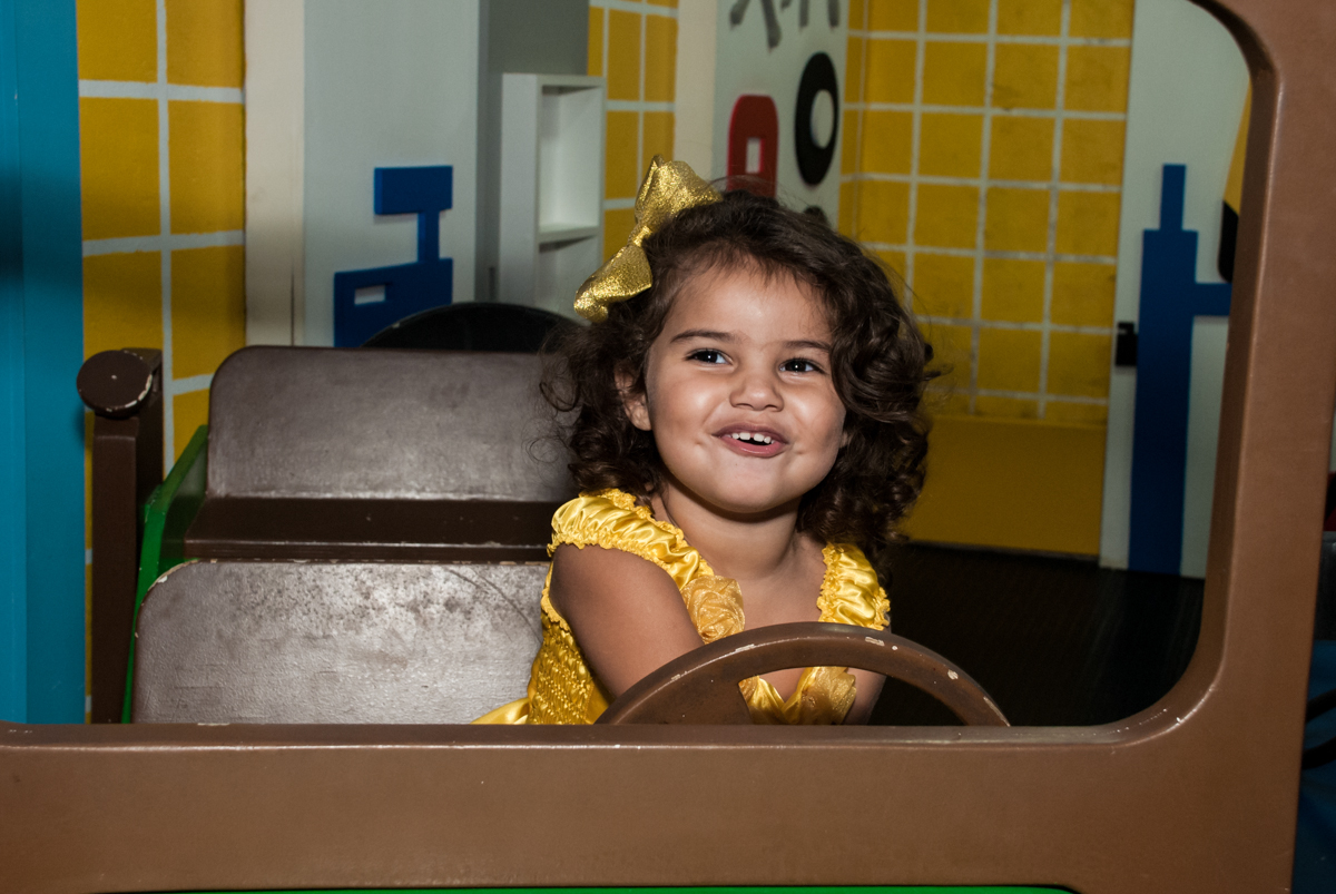 dirigindo o carrinho no papai chega com a aniversariante para a festa no Buffet Comics, Morumbi, São Paulo, aniversário Isabella 3 anos, tema da festa a Bela  e a Fera