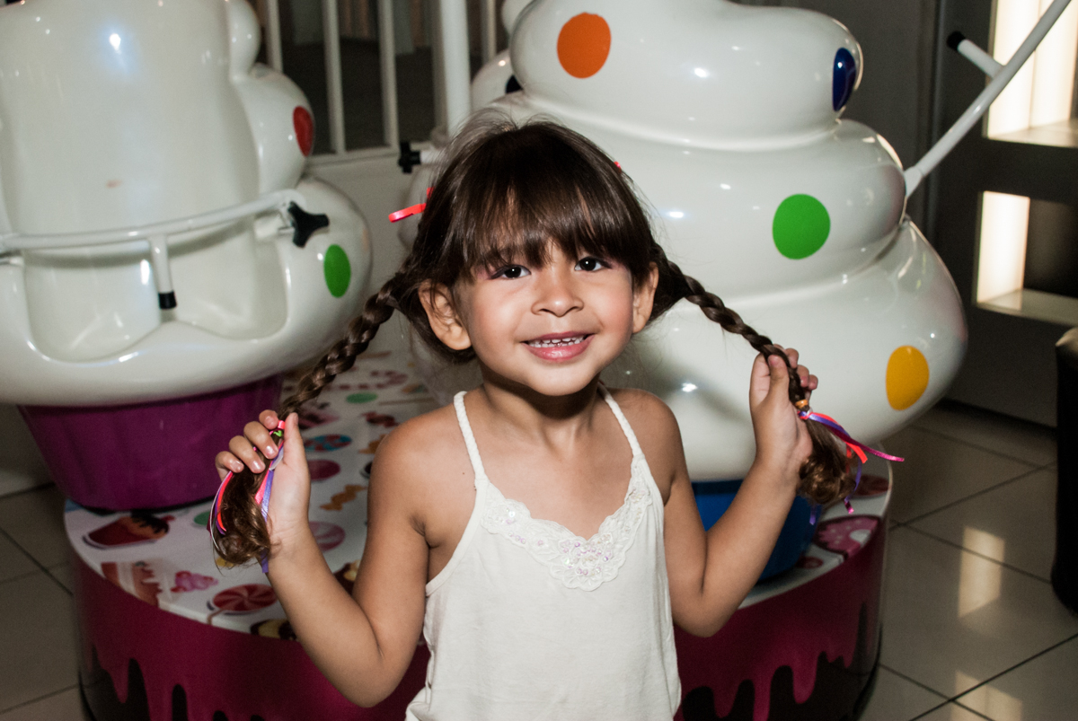 menina de trança curte a festa no papai chega com a aniversariante para a festa no Buffet Comics, Morumbi, São Paulo, aniversário Isabella 3 anos, tema da festa a Bela  e a Fera