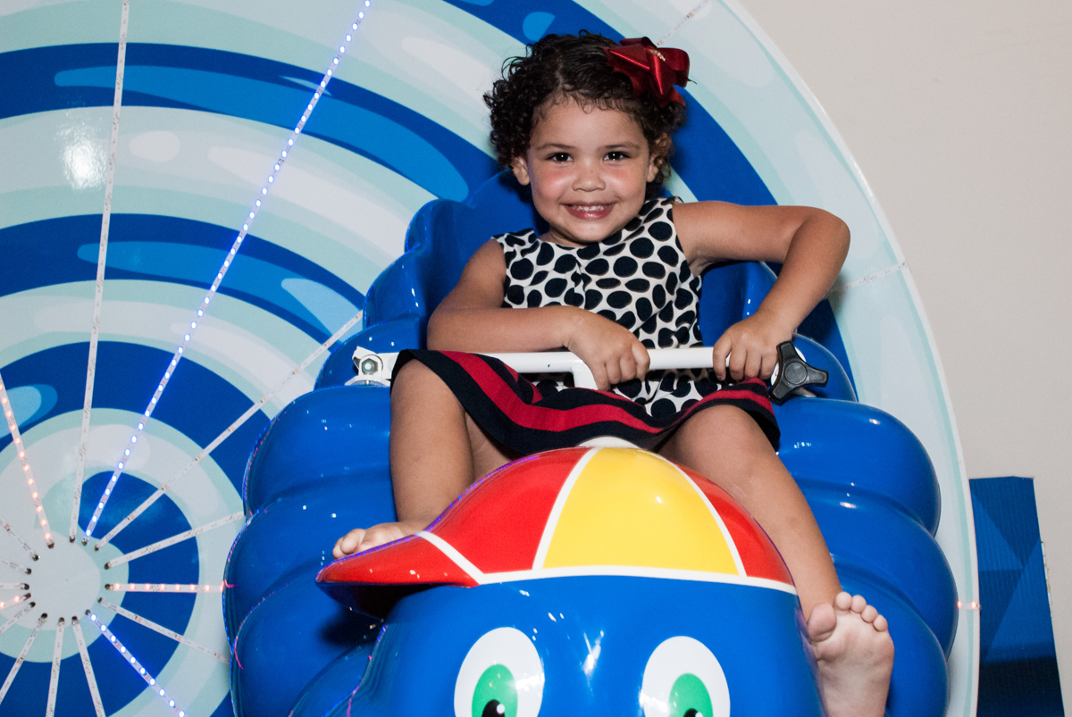 carrossel divertido no papai chega com a aniversariante para a festa no Buffet Comics, Morumbi, São Paulo, aniversário Isabella 3 anos, tema da festa a Bela  e a Fera