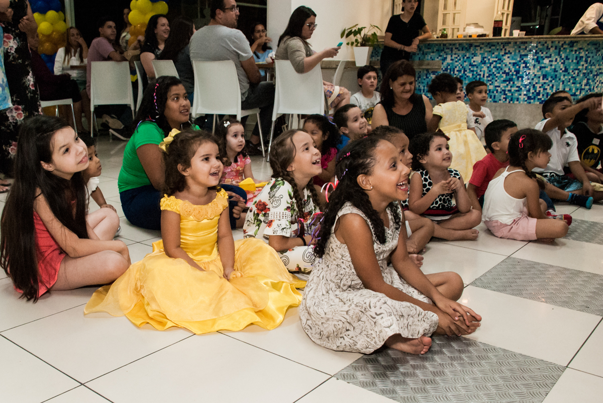 vai começar o show com os monitores no papai chega com a aniversariante para a festa no Buffet Comics, Morumbi, São Paulo, aniversário Isabella 3 anos, tema da festa a Bela  e a Fera