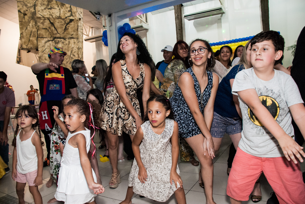 os adultos também se diverte com o show no papai chega com a aniversariante para a festa no Buffet Comics, Morumbi, São Paulo, aniversário Isabella 3 anos, tema da festa a Bela  e a Fera