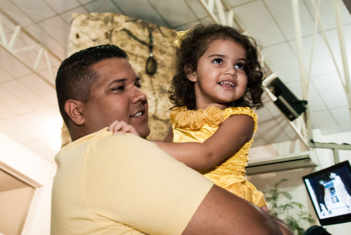 colinho do papai no papai chega com a aniversariante para a festa no Buffet Comics, Morumbi, São Paulo, aniversário Isabella 3 anos, tema da festa a Bela  e a Fera
