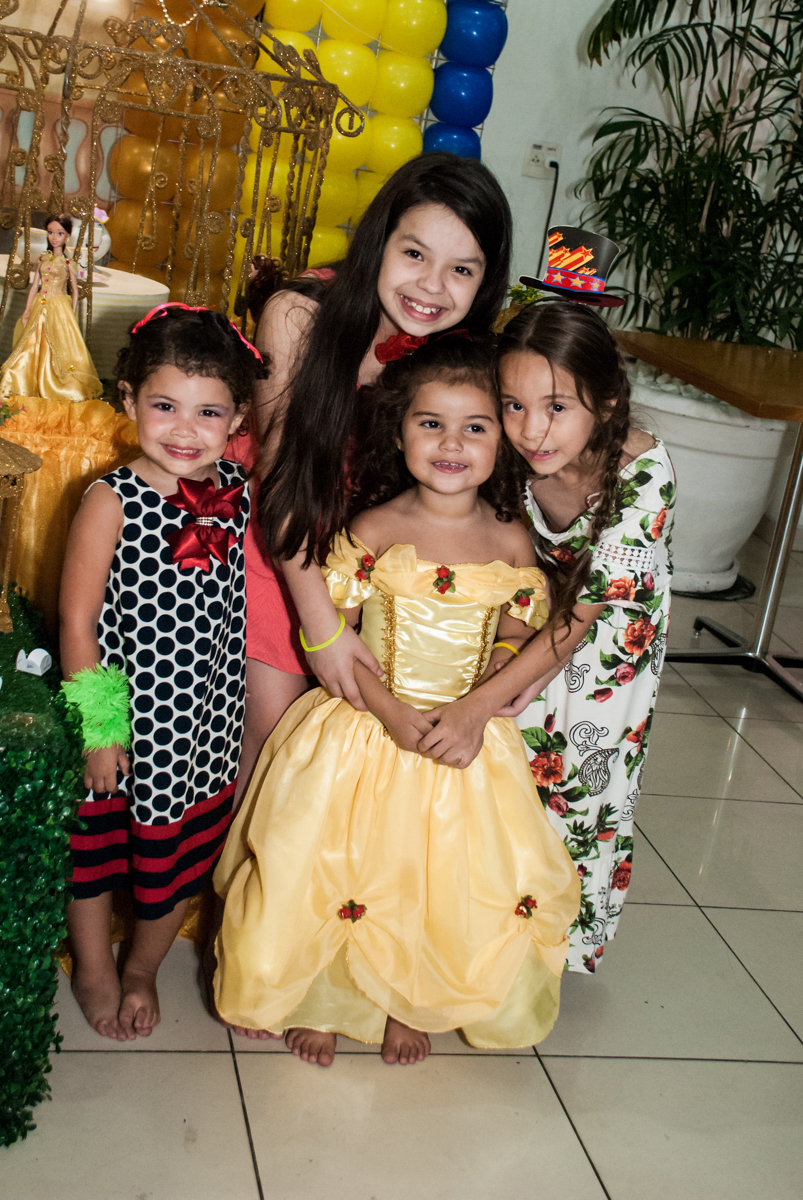 as amigas posam com as fotos no papai chega com a aniversariante para a festa no Buffet Comics, Morumbi, São Paulo, aniversário Isabella 3 anos, tema da festa a Bela  e a Fera