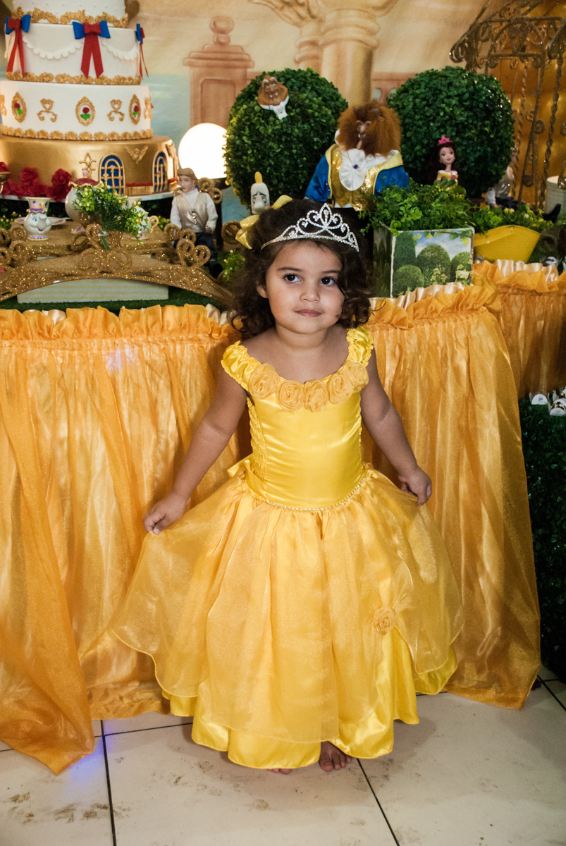 aniversariante com a fantazia da bela no papai chega com a aniversariante para a festa no Buffet Comics, Morumbi, São Paulo, aniversário Isabella 3 anos, tema da festa a Bela  e a Fera