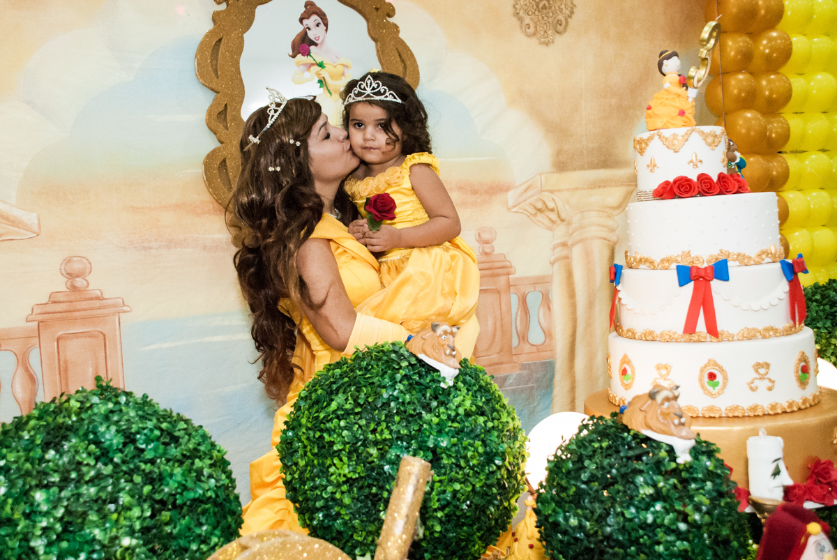 aniversariante recebe o carinho da bela no papai chega com a aniversariante para a festa no Buffet Comics, Morumbi, São Paulo, aniversário Isabella 3 anos, tema da festa a Bela  e a Fera