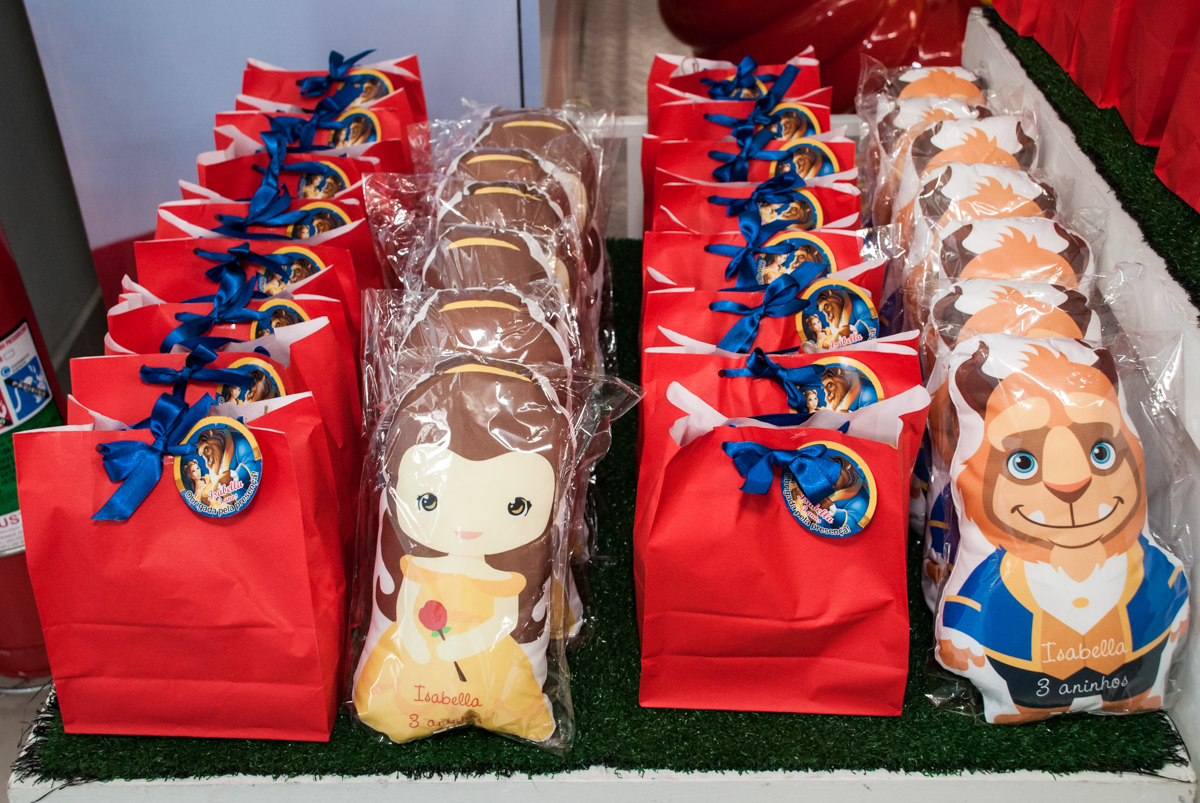 lembrança da festa para as crianças no Buffet Comics, Morumbi, São Paulo, aniversário Isabella 3 anos, tema da festa S Bela e a Fera