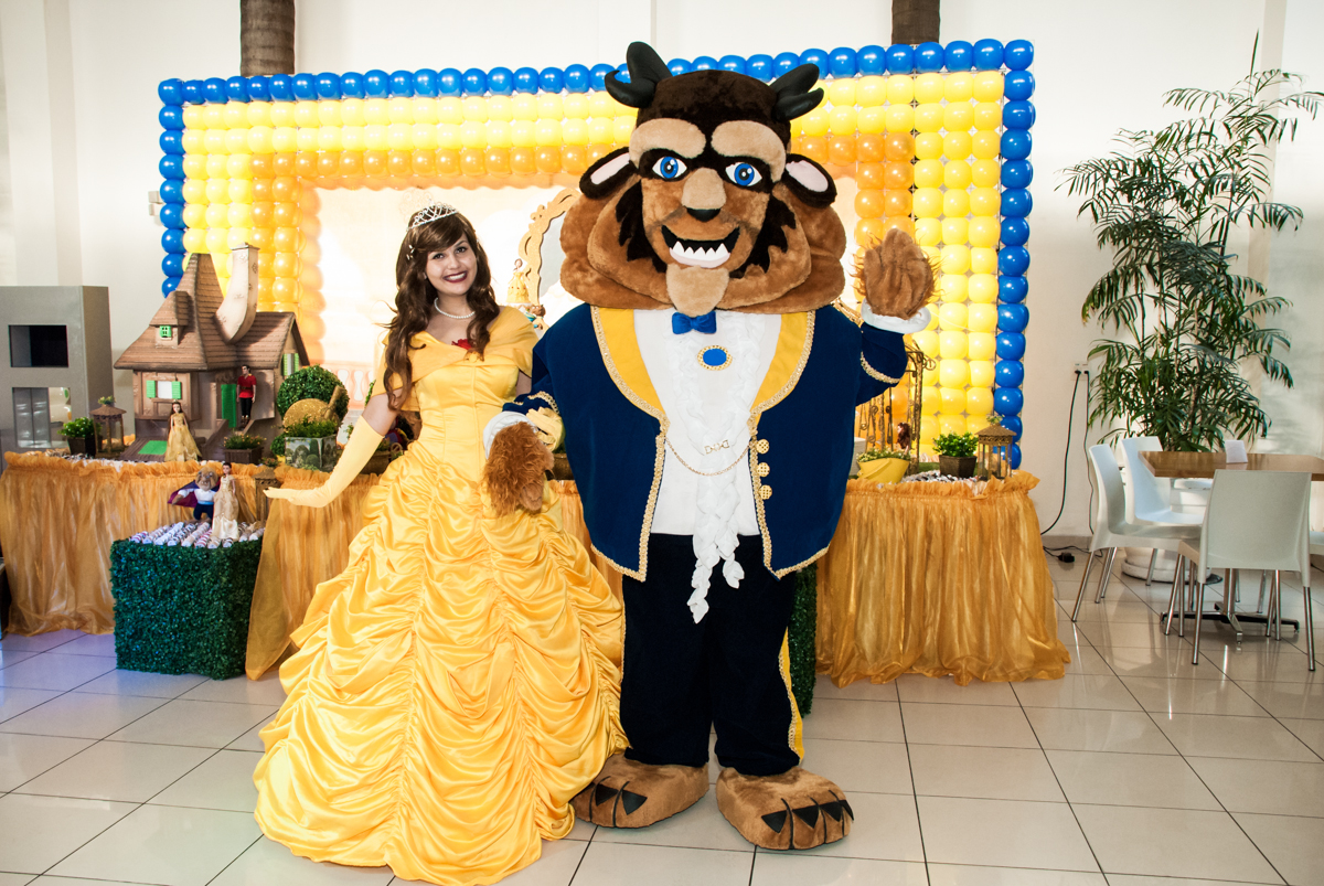 A Bela e a Fera aguarda a chegada da família no Buffet Comics, Morumbi, São Paulo, aniversário Isabella 3 anos, tema da festa S Bela e a Fera