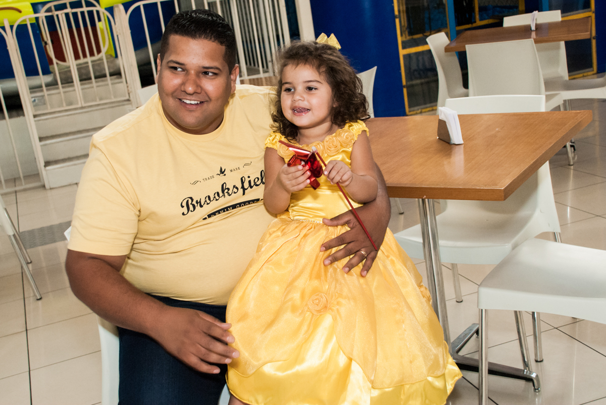 papai chega com a aniversariante para a festa no Buffet Comics, Morumbi, São Paulo, aniversário Isabella 3 anos, tema da festa a Bela  e a Fera