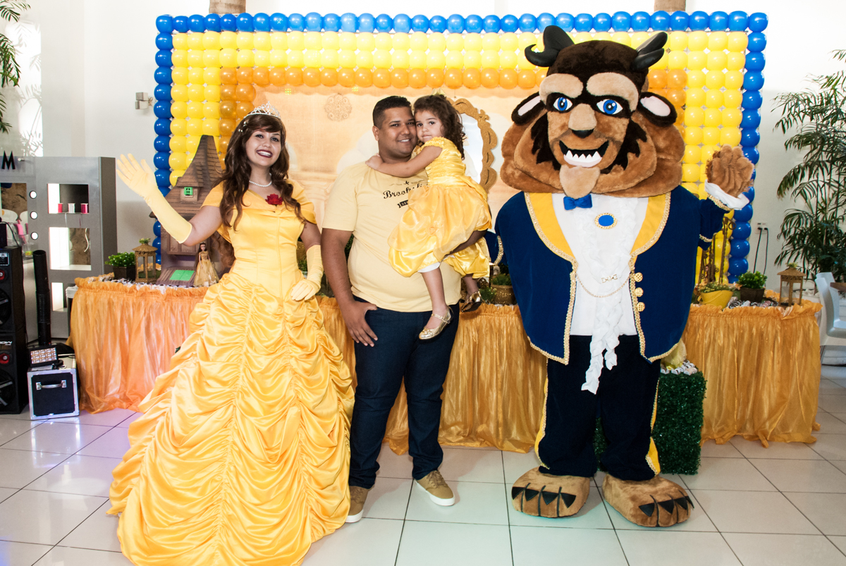 encontro da aniversariante com a bela e a feta no Buffet Comics, Morumbi, São Paulo, aniversário Isabella 3 anos, tema da festa a Bela e a Fera