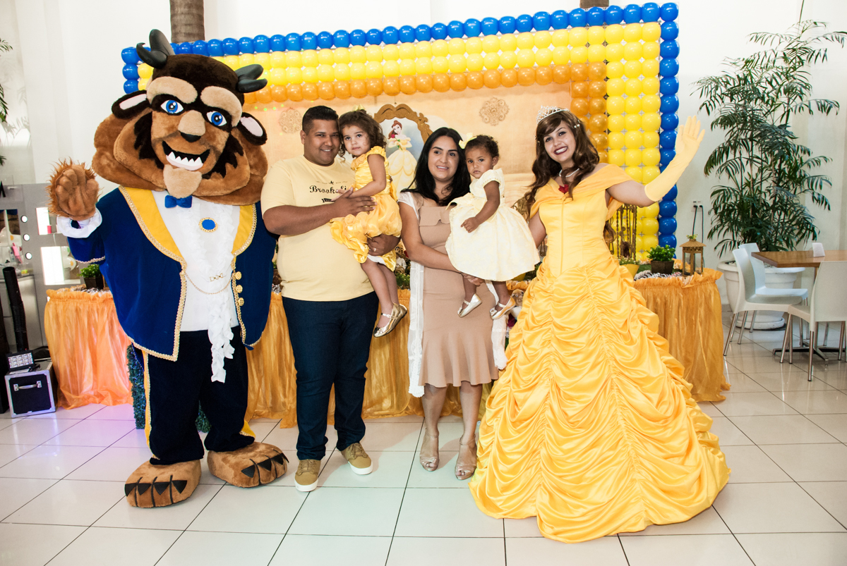 fotografia da familia na mesa tematica no papai chega com a aniversariante para a festa no Buffet Comics, Morumbi, São Paulo, aniversário Isabella 3 anos, tema da festa a Bela  e a Fera