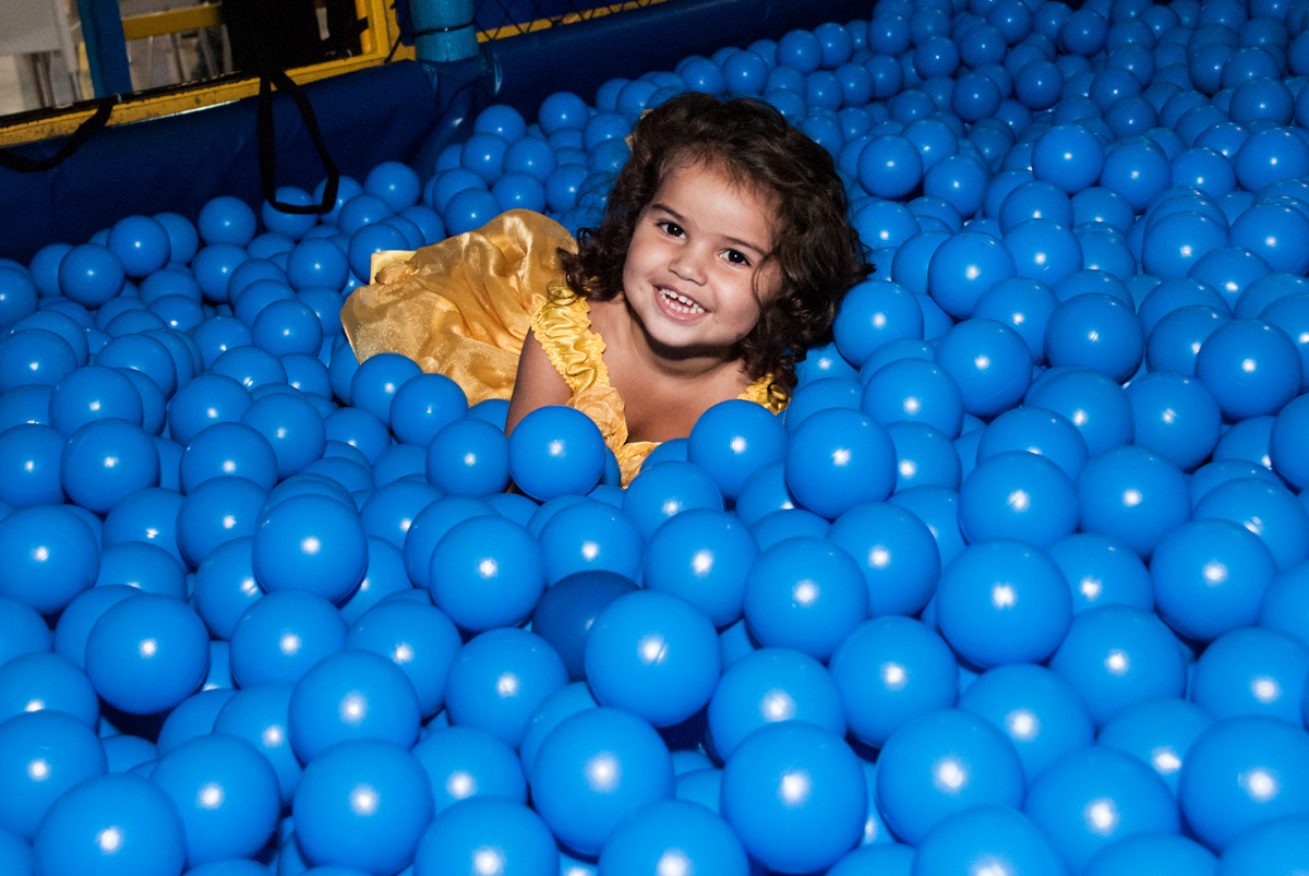brincadeiras na piscina de bolinhas no papai chega com a aniversariante para a festa no Buffet Comics, Morumbi, São Paulo, aniversário Isabella 3 anos, tema da festa a Bela  e a Fera